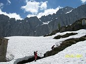 24 Ci riforniamo d'acqua